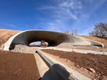 Der 40 m lange Tunnel über dem Schnellradweg auf dem BUGA 23-Gelände wurde in offener Bauweise realisiert. (Bild: Kiefer Schalungsbau GmbH)