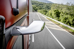 Hauptspiegel und Weitwinkelspiegel werden beim neuen Actros durch die serienmäßige MirrorCam ersetzt, die für Aerodynamik, Sicherheit und Fahrzeughandling eine enorme Verbesserung darstellt. (Bild: Mercedes-Benz Trucks)