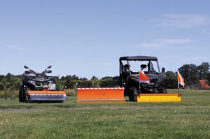 Die neue Produktlinie Quadline- hier mit E-Kehrmaschine, Schneeschild und Schiebebesen - ist optimiert für den Anbau an Quads, ATVs und UTVs.