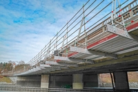 Bei der Sanierung einer Autobahnbrücke an der A1 zwischen Bern und Zürich kam der Aluminium-Träger FlexBeam erfolgreich als Kappengerüst zum Einsatz. (Bild: Layher)