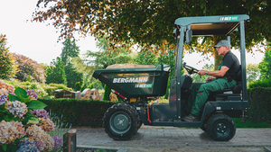 Der neu entwickelte E-Dumper C801 wurde speziell für den Einsatz in Friedhöfen und Parks konzipiert. (Bild: Bergmann)