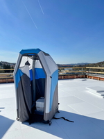 Einfache Lösung auch für Flachdachsanierungen: das tragbare und aufblasbare Toilettensystem EasyToi. (Bild: Haidl GmbH & Co.KG)