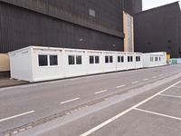 Elf Weiro-Einzelcontainer bilden auf einer Baustelle zum Rückbau eines Kohlekraftwerks im Ruhrgebiet einen Bürogebäudekomplex mit allen notwendigen Funktionsräumen. (Bild: Weisig Maschinenbau GmbH)