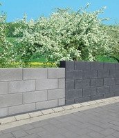 Die Jasto Beton-Schalungssteine gibt es in den Farben grau und anthrazit. Der neue 36,5er ergänzt die bisherigen Formate 17,5 cm, 25 cm und 30 cm. (Bild: Jasto)