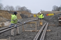 Vorbereitung der Stahltragglieder des Bohrverpresspfahls mit den Korbabstandhaltern. (Bild: thyssenkrupp Infrastructure)