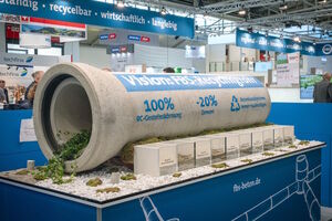 Das erste Betonrohr aus 100 % Recyclingmaterial. (Bild: Bundesfachverband Betonkanalsysteme)