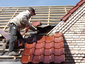 Mehr als 10 Mio. Dächer in Deutschland sind sanierungsbedürftig. Durch eine Erhöhung der Dachsanierungsquote von derzeit 1,3 auf 2 % könnten bis 2050 rund 94 Mio. t CO2 eingespart werden. Bild. Röben GmbH 